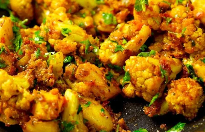 हलवाई स्टाइल आलू गोभी की सब्जी बनाने का आसान तरीका - Aloo Gobi Recipe in Hindi
