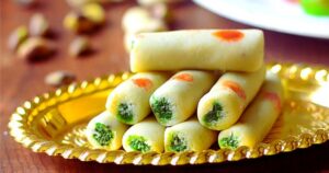 जब खिलाओगे रक्षाबंधन पर काजू पिस्ता रोल मिठाई सभी पूछेंगे कैसे बनायीं - Kaju Pista Roll in Hindi Recipe